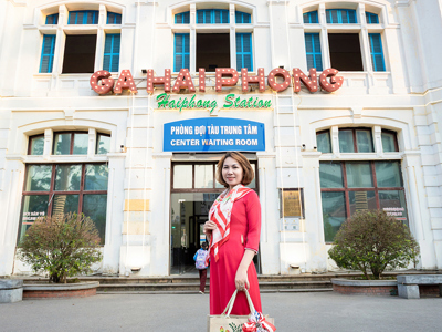 Tỏa Sáng Từ Những Điều Giản Dị – Khăn Lụa, Túi Đay Và Nụ Cười Con Gái Đất Cảng